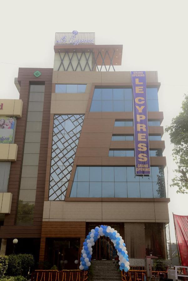 Hotel Le Cypress Bareli Exterior foto
