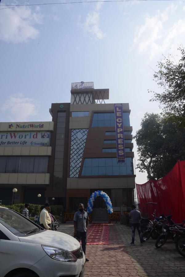 Hotel Le Cypress Bareli Exterior foto